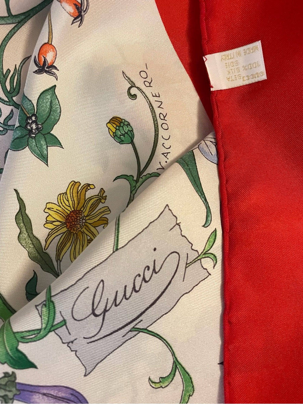 Coveted Gucci Flora Accornero Silk Scarf 34 In Very Good Condition - Picture 9 of 10